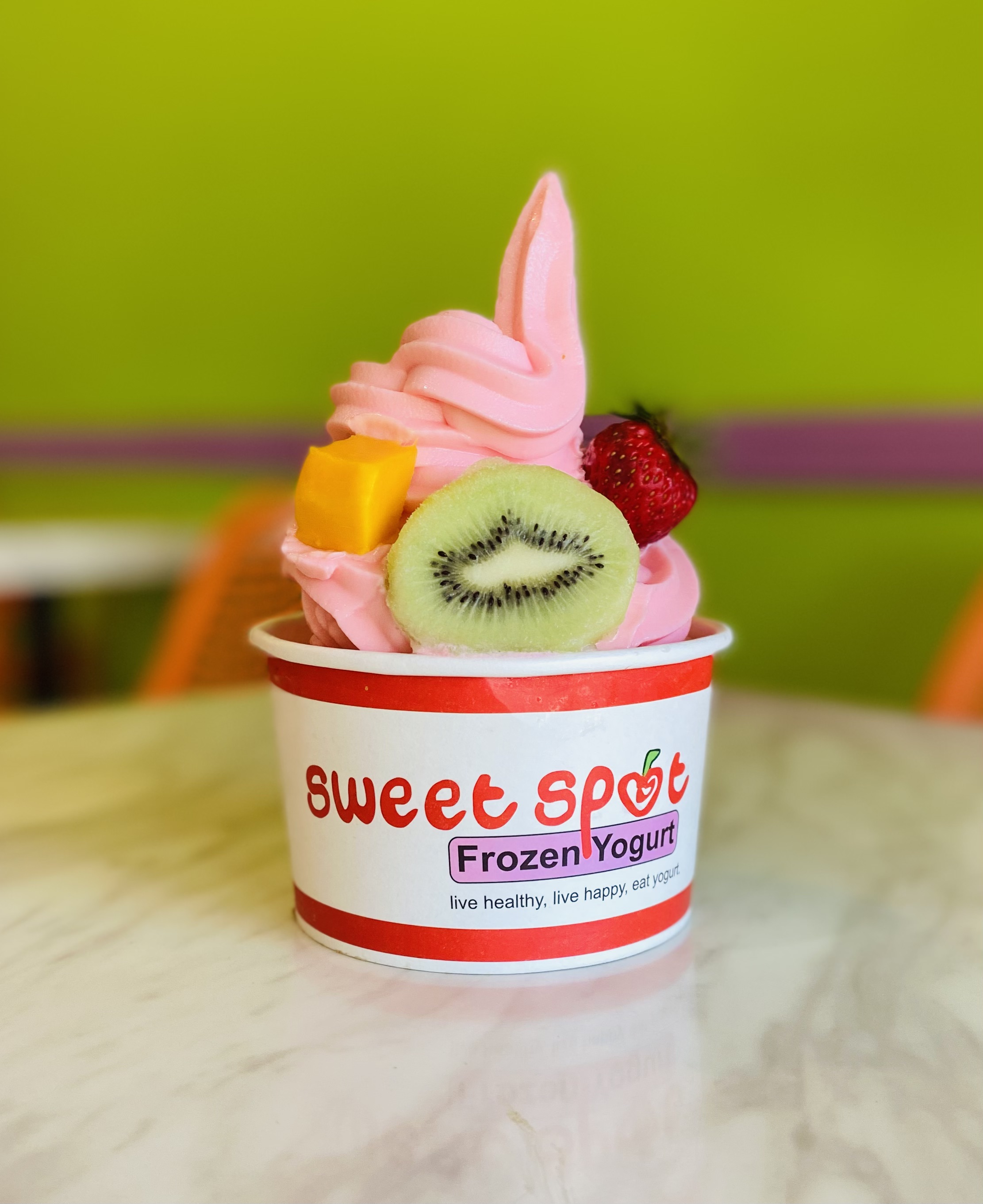 Frozen yogurt with toppings
